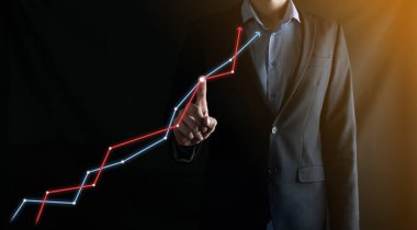 Takım elbiseli iş adamı parmağını ok grafiğini işaret ederek çiziyor. İş gelişiminden başarıya, kâra ve büyümeye. İş, Teknoloji, İnternet ve ağ konsepti.