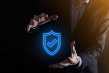 Güvenlik ağı güvenlik bilgisayarı bir iş adamının elinde. business, technology, siber güvenlik ve internet konsepti - iş adamı sanal ekranlardaki kalkan düğmesine basıyor.