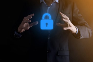 Siber güvenlik ağı. Asma kilit simgesi ve internet teknolojisi ağı. Sanal arayüzde veri kişisel bilgilerini koruyan bir iş adamı. Veri koruma gizlilik kavramı. GDPR. AB.