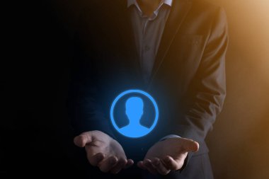 Takım elbiseli iş adamı kullanıcının el ikonunu tutuyor. İnternet simgeleri arayüzü önplanı. küresel ağ medya kavramı, sanal ekranlarda iletişim, kopyalama alanı.