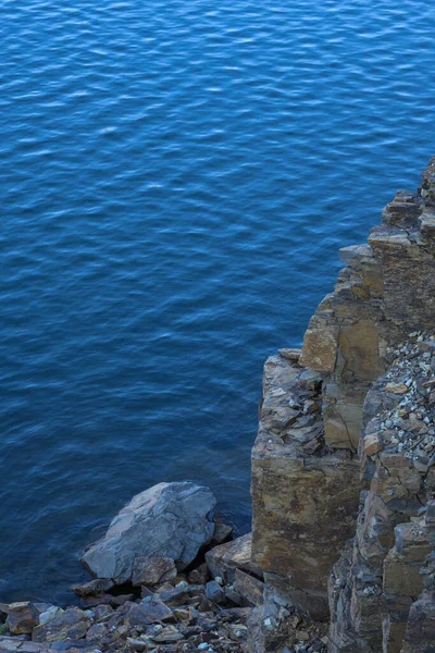 Steinfelsen Wassernähe Auf Dem Hintergrund Von See Fluss Meer Ozean — Stockfoto