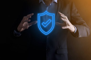Güvenlik ağı güvenlik bilgisayarı bir iş adamının elinde. business, technology, siber güvenlik ve internet konsepti - iş adamı sanal ekranlardaki kalkan düğmesine basıyor.