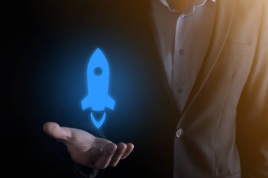 Girişim konsepti, Tablet ve simge roketi tutan İşadamı ekrandan koyu arkaplanda ağ bağlantısı ile fırlıyor ve yükseliyor