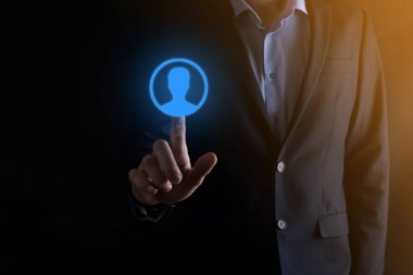 Takım elbiseli iş adamı kullanıcının el ikonunu tutuyor. İnternet simgeleri arayüzü önplanı. küresel ağ medya kavramı, sanal ekranlarda iletişim, kopyalama alanı.