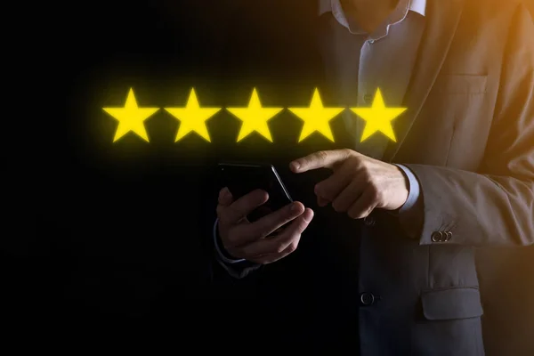 Hombre Mano Smartphone Que Muestra Cinco Estrellas Excelente Rating Pointing — Foto de Stock