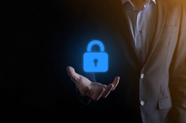 Siber güvenlik ağı. Asma kilit simgesi ve internet teknolojisi ağı. Sanal arayüzde veri kişisel bilgilerini koruyan bir iş adamı. Veri koruma gizlilik kavramı. GDPR. AB.