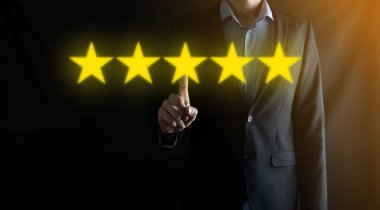 Şirketin reytingini artırmak için beş yıldızlı bir el gösteriyor.Değerlendirme, değerlendirme veya sıralama, değerlendirme ve sınıflandırma konseptini gözden geçirin.