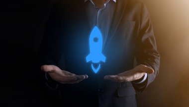 Girişim konsepti, Tablet ve simge roketi tutan İşadamı ekrandan koyu arkaplanda ağ bağlantısı ile fırlıyor ve yükseliyor