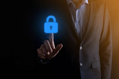 Siber güvenlik ağı. Asma kilit simgesi ve internet teknolojisi ağı. Sanal arayüzde veri kişisel bilgilerini koruyan bir iş adamı. Veri koruma gizlilik kavramı. GDPR. AB.