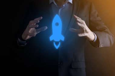 Girişim konsepti, Tablet ve simge roketi tutan İşadamı ekrandan koyu arkaplanda ağ bağlantısı ile fırlıyor ve yükseliyor