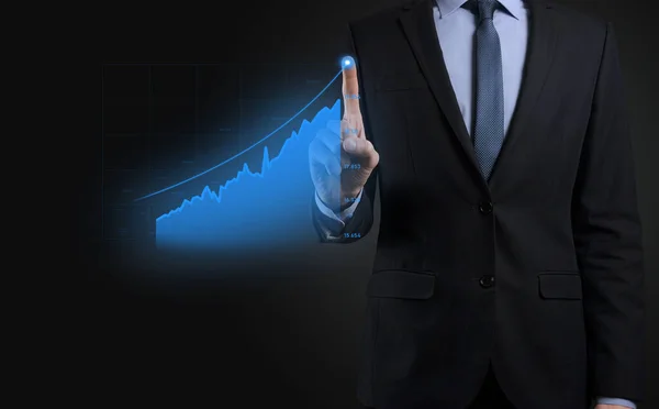 Holografik grafikler ve borsa istatistikleri tutan işadamı kâr elde ediyor. Büyüme planlama ve iş stratejisi kavramı. İyi ekonomi formunun dijital ekran görüntüsü
