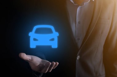 Araba ikonu tutan adamın dijital bileşimi. Araba sigortası ve araba servisi konsepti. Bir jest ve araba ikonu sunan bir iş adamı
