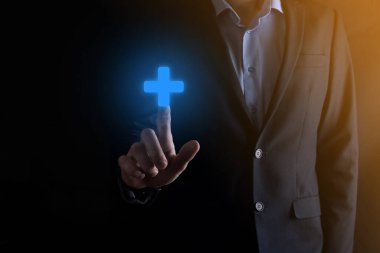 İş adamı, elinde tuttuğu kişi kar, çıkar, gelişme, artı işareti ile temsil edilen CSR gibi olumlu şeyler sunar..