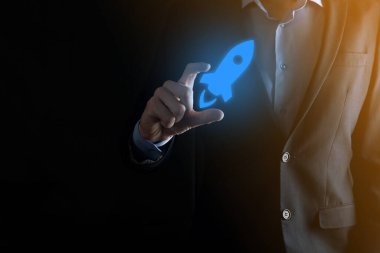 Girişim konsepti, Tablet ve simge roketi tutan İşadamı ekrandan koyu arkaplanda ağ bağlantısı ile fırlıyor ve yükseliyor