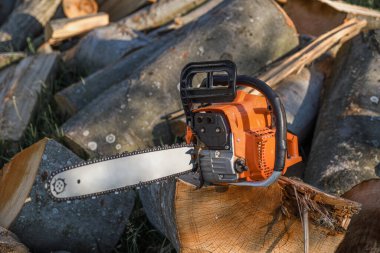 Holografik grafikler ve borsa istatistikleri tutan işadamı kâr elde ediyor. Büyüme planlama ve iş stratejisi kavramı. İyi ekonomi formunun dijital ekran görüntüsü