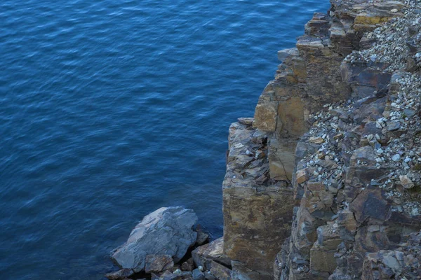 Steinfelsen Wassernähe Auf Dem Hintergrund Von See Fluss Meer Ozean — Stockfoto