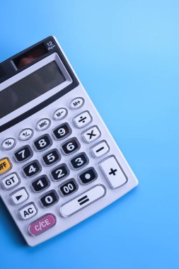 Mavi arkaplanda hesaplayıcı tuş takımı. Üst Manzara. Boşluğu kopyala