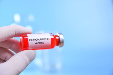 Bebek aşısı, ilaç ve ilaç konsepti için koronavirüs aşısı tutan azot eldivenli doktor ya da hemşire eli.