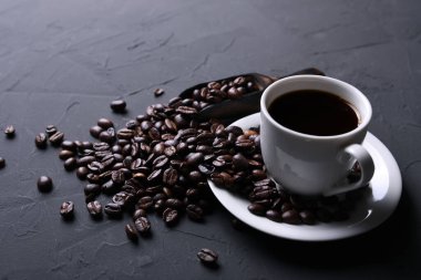 Kahve fincanı ve fasulye eski gri mutfak betonu, kaya masası. Metniniz için metin alanı olan en üstteki görünüm