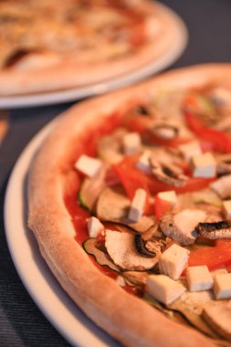 Kafedeki masada vejetaryen pizza. Mavi arkaplan ile yakın plan