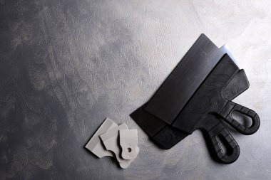 Gri beton arka planda macunun uygulanması için spatula. Üst görünüm