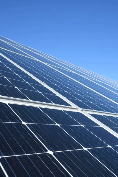 Paneles Solares Sobre Fondo Cielo Azul Contra Cielo Azul Profundo —  Fotos de Stock