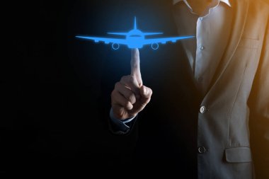 İş adamı elinde bir uçak ikonu tutuyor. Online bilet alımı. Seyahat..