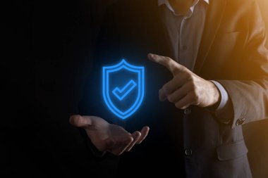 Güvenlik ağı güvenlik bilgisayarı bir iş adamının elinde. business, technology, siber güvenlik ve internet konsepti - iş adamı sanal ekranlardaki kalkan düğmesine basıyor.