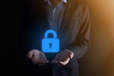 Siber güvenlik ağı. Asma kilit simgesi ve internet teknolojisi ağı. Sanal arayüzde veri kişisel bilgilerini koruyan bir iş adamı. Veri koruma gizlilik kavramı. GDPR. AB.
