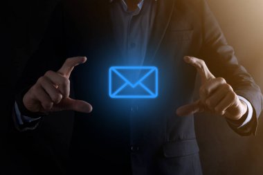 İş adamı elinde e-posta simgesi ile bizimle iletişim kurar ve kişisel bilgilerinizi spam postalarından korur. Müşteri hizmetleri çağrı merkezi bizimle iletişim kurar.