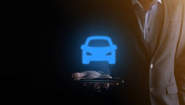 Araba ikonu tutan adamın dijital bileşimi. Araba sigortası ve araba servisi konsepti. Bir jest ve araba ikonu sunan bir iş adamı