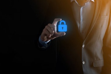 Siber güvenlik ağı. Asma kilit simgesi ve internet teknolojisi ağı. Sanal arayüzde veri kişisel bilgilerini koruyan bir iş adamı. Veri koruma gizlilik kavramı. GDPR. AB.