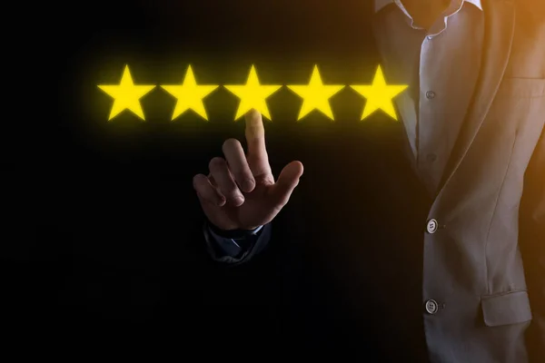 Homem Smartphone Mão Mostrando Cinco Estrelas Excelente Rating Pointing Símbolo — Fotografia de Stock