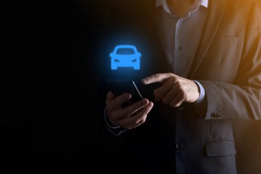 Araba ikonu tutan adamın dijital bileşimi. Araba sigortası ve araba servisi konsepti. Bir jest ve araba ikonu sunan bir iş adamı