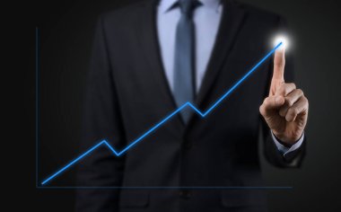 Siyah arka plan baskısı yapan bir iş adamı, pozitif büyüme okuna parmağını basar. Göstergelerin grafikleri. İş geliştirme ve finans kavramı.