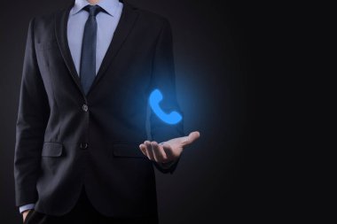 Siyah arka planda takım elbiseli bir iş adamı telefon ikonu. İş İletişim Destek Merkezi Müşteri Hizmetleri Teknolojisi Konseptini ara..