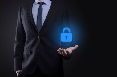 Siber güvenlik ağı. Asma kilit simgesi ve internet teknolojisi ağı. Sanal arayüzde veri kişisel bilgilerini koruyan bir iş adamı. Veri koruma gizlilik kavramı. GDPR. AB.