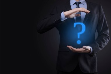 İş adamı el ele tutuşma arayüzü soru işaretleri ağ işareti. İnternette soru sor, SSS konsepti, ne zaman, nerede, nasıl, internette bilgi ara.