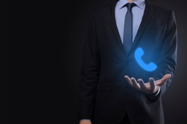 Siyah arka planda takım elbiseli bir iş adamı telefon ikonu. İş İletişim Destek Merkezi Müşteri Hizmetleri Teknolojisi Konseptini ara.