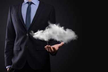 İş adamı el ele tutuşur. Bulut hesaplama konsepti, eli bulutlu genç iş adamına yakınlaşır. Bulut servisi kavramı.