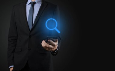 İş adamı, elinde tuttuğu kişi kar, çıkar, gelişme, artı işareti ile temsil edilen CSR gibi olumlu şeyler sunar..