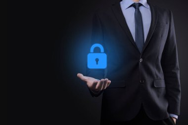 Siber güvenlik ağı. Asma kilit simgesi ve internet teknolojisi ağı. Sanal arayüzde veri kişisel bilgilerini koruyan bir iş adamı. Veri koruma gizlilik kavramı. GDPR. AB.