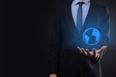 Dünya ikonu dijital küreyi tutan iş adamı.