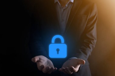 Siber güvenlik ağı. Asma kilit simgesi ve internet teknolojisi ağı. Sanal arayüzde veri kişisel bilgilerini koruyan bir iş adamı. Veri koruma gizlilik kavramı. GDPR. AB.