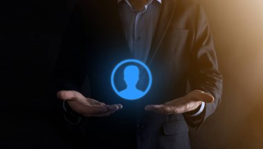 Takım elbiseli iş adamı kullanıcının el ikonunu tutuyor. İnternet simgeleri arayüzü önplanı. küresel ağ medya kavramı, sanal ekranlarda iletişim, kopyalama alanı.