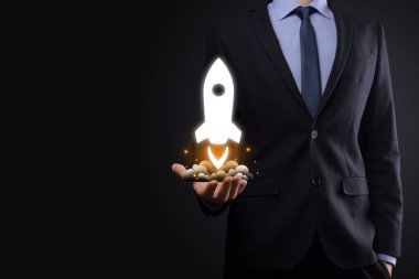 Girişim konsepti, Tablet ve simge roketi tutan İşadamı ekrandan koyu arkaplanda ağ bağlantısı ile fırlıyor ve yükseliyor