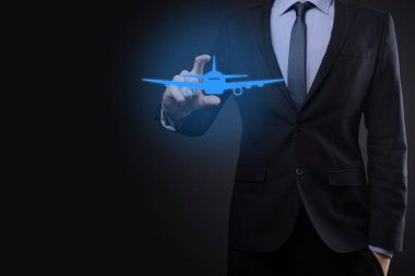 Holografik grafikler ve borsa istatistikleri tutan işadamı kâr elde ediyor. Büyüme planlama ve iş stratejisi kavramı. İyi ekonomi formunun dijital ekran görüntüsü