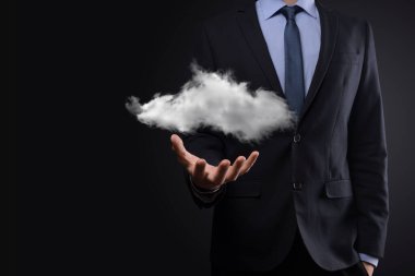 İş adamı el ele tutuşur. Bulut hesaplama konsepti, eli bulutlu genç iş adamına yakınlaşır. Bulut servisi kavramı.