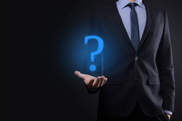 İş adamı el ele tutuşma arayüzü soru işaretleri ağ işareti. İnternette soru sor, SSS konsepti, ne zaman, nerede, nasıl, internette bilgi ara.