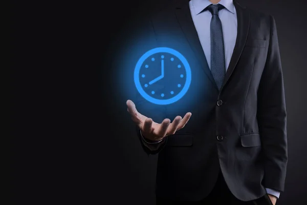 商人的手拿着时针的图标 业务时间管理和业务时间是钱的概念 — 图库照片